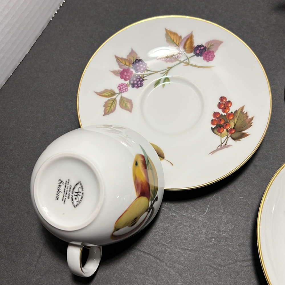 Royal Worcester Evesham Gold cups and saucers - Picture 5 of 10